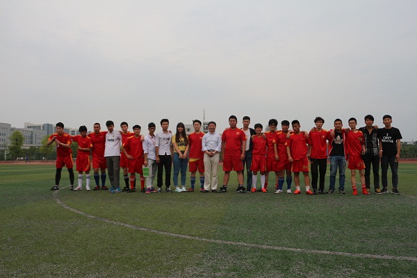 足球队合影.JPG 足球队合影.JPG